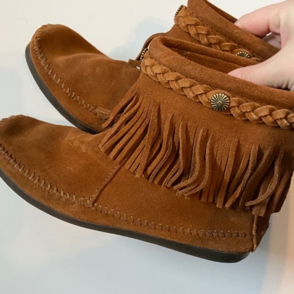 Minnetonka Fringed Soft Leather Moccasins Size 9 - Picture 3 of 4